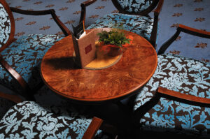 Antik dohányzóasztal: Egyszerre stílusikon és praktikus főszereplő